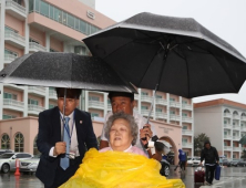 빗방울 뚫고 2차 남북이산가족 상봉단 출발…2박3일 일정 시작