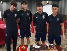 생일 맞은 김학범호 4인방, 金 기원 담아 촛불 껐다