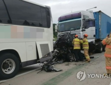 중부내륙고속도로 나들목 3중 추돌사고 발생…2명 사망