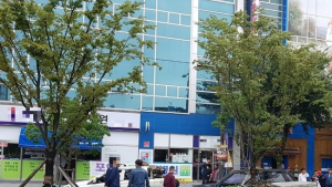 전주서 승용차가 변압기 들이받고 전복…일대 정전