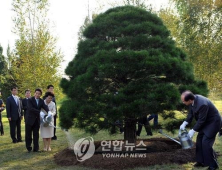 '노무현 소나무' 앞에 선 노건호·조명균 끝내 눈물