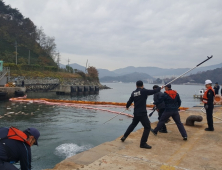 창원 마산항 앞바다 기름 유출…해경 방제 작업