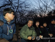 문재인 대통령, '2018년 빛낸 의인' 6명과 남산 올라