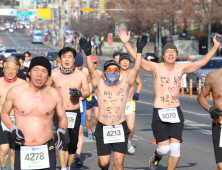 [포토뉴스] 알몸 마라토너들 “반갑다! 황금돼지의 해”