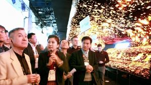 ‘CES 2019’ 찾은 하현회 LG유플러스 부회장, TV·스마트폰·자율주행차 관심
