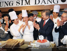 文대통령 “대전 빵집에서 깜짝 생일축하…고맙습니다”