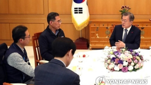 文대통령 “정부 혼자 노동권 개선 못 해…노총 도움 필요”