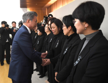 故 김복동 할머니 빈소 찾은 문 대통령