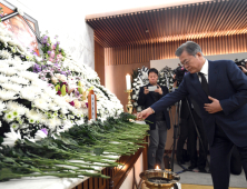 故 김복동 할머니 빈소 찾아 헌화하는 문 대통령