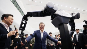 ‘국내판 CES’ 찾은 文대통령 “4차 산업혁명 시대 선도할 것”…DDP서 개최