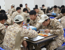 떡국 먹는 아크부대 장병들