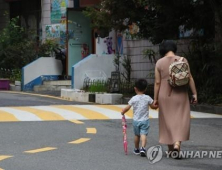 육아도우미 지인에게 소개… 신원 확인 ‘막막’