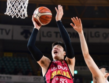 [KBL 6강 PO] ‘김종규 또 날았다’ LG, KT 꺾고 4강 PO까지 1승