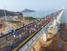 신안군, 천사대교 개통축하 1004명 바다위를 뛰다!