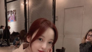 구하라 근활 공개… 버건디 메이크업으로 성숙 매력↑