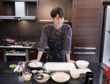 아이콘 윤형, 개인 유튜브 채널서 짜장면 요리 선보여