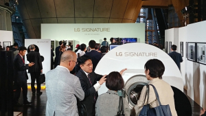 같은 듯 다른 전략…‘밀레니얼’ 겨냥한 삼성, ‘프리미엄’ 집중하는 LG