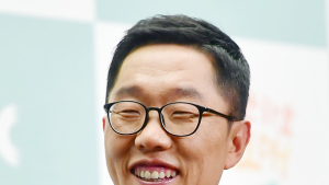 계속되는 김제동 고액 강연료 논란… 