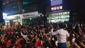 강남역에 모인 관중들, 이강인 득점에 환호