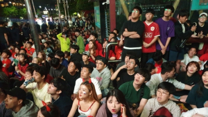 실점에 아쉬워 하는 관중들