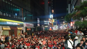 경기 관람에 집중하는 관중들
