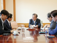 文 대통령 지지율 46.4% 소폭 하락…한국당 29% 약진