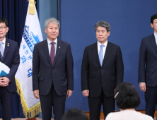 靑비서실 인사…민주 “포용국가 달성 적합 인물” 한국 “반재벌·편가르기”