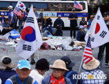 광화문 천막 철거 후 농성중인 우리공화당원들