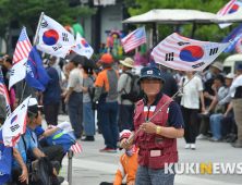 태극기와 성조기 가득한 광화문광장