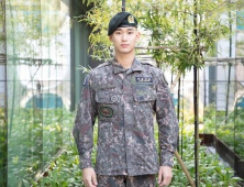 [쿠키영상] “후련한 기분” 김수현, 일병-상병-병장 조기 진급하며 만기 전역…“건강하게 제대해 줘서 고마워요~”