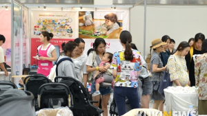 아기와 함께 유모차를 고르는 관람객들