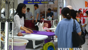 아기 욕조를 살펴보는 '서베키' 관람객들