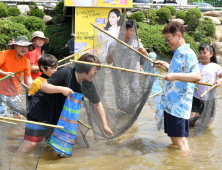 이철우 경북도지사, 은어 천렵에 ‘푹’빠졌다…‘봉화은어축제’ 참석