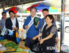 유진섭 정읍시장, 전통시장 장보기로 지역경제 활성화 나서