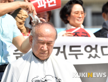 조국 사퇴 촉구하며 삭발하는 강태욱 고문