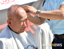 '조국 사퇴' 삭발하는 강태욱 범시민사회단체연합 고문