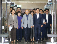 한국 ‘레임덕’ 바른미래 ‘국정손실’…조국 사퇴 압박