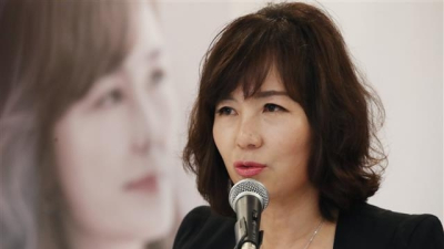 공지영, 황교안 합성사진 올렸다가 조계종 스님들에 피소