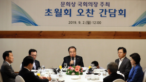 문의장·5당대표, 초월회 회동...조국 찬반집회 공방 예고