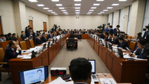 안에선 ‘조국 국감’ 밖에선 ‘세 대결’…무책임 정치권에 국민피로감↑ [여의도 요지경]
