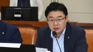 한국당 “조국 사퇴, 지금도 때늦어…국민분열의 ‘불쏘시개’로 남을 것”