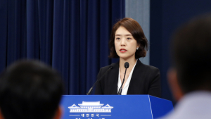 靑 “지지율에 울고 웃기엔 할 일 많아…최종평가는 정부임기 끝난 후”