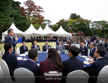 文대통령 “언론, 나라다운 나라 만드는 역사적 과업에 동반자가 되어주길”