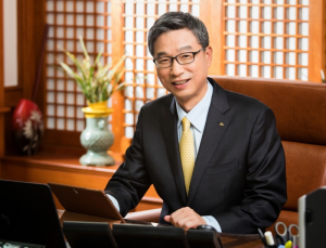 현직 은행장의 솔직한 평가, 전통 금융업 '존망(存亡)의 기로'