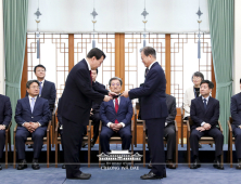 문재인 대통령, 8일 ‘조국 수사’ 윤석렬 만난다...검찰개혁 논의할 듯