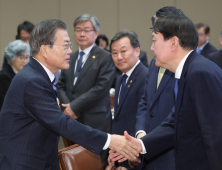 文대통령, 조국 일가 수사 후 윤석열 총장 첫 대면… 반부패정책협의회 주재