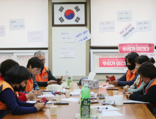 톨게이트 노동자들, 민주당 의원 사무실 점거… “고용 문제 해결하라”