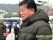 한국당 지지자와 인터뷰하는 김명연