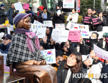 추운 날씨에도 소녀상 옆에서 구호 외치는 시민들