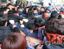 한국GM 창원공장 비정규직 ‘대량해고’ 철회 주장… 사측과 몸싸움 벌이기도